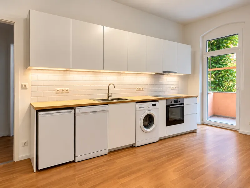 Frisch renovierte Wohnung mit Wohnküche und Balkon im Neuköllner Hinterhaus — photo 1